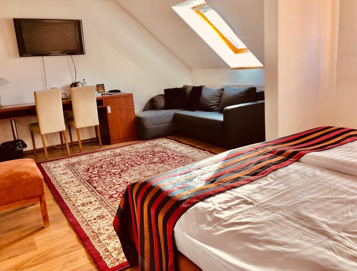 Hotel & Penzion Grand Matej Банска-Штьявница Экстерьер фото