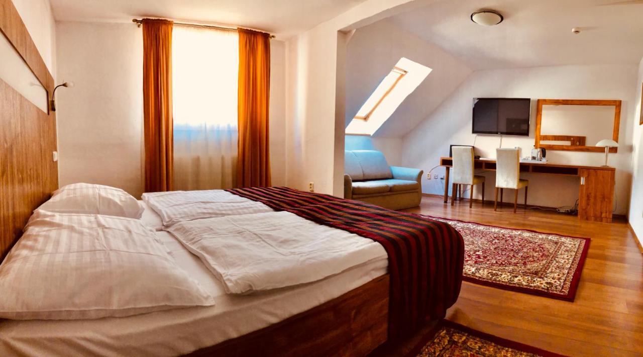 Hotel & Penzion Grand Matej Банска-Штьявница Экстерьер фото